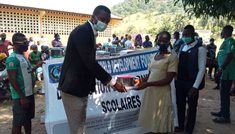 Distribution de fournitures scolaires dans le nord du Togo 2020